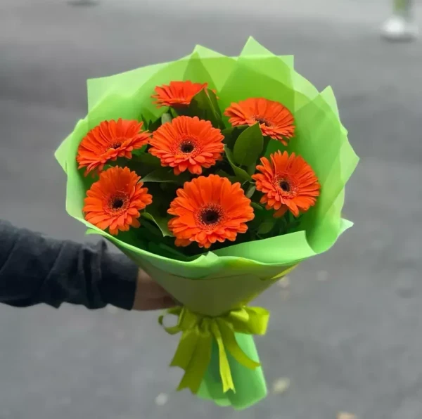 Букет из 7 гербер с рускусом